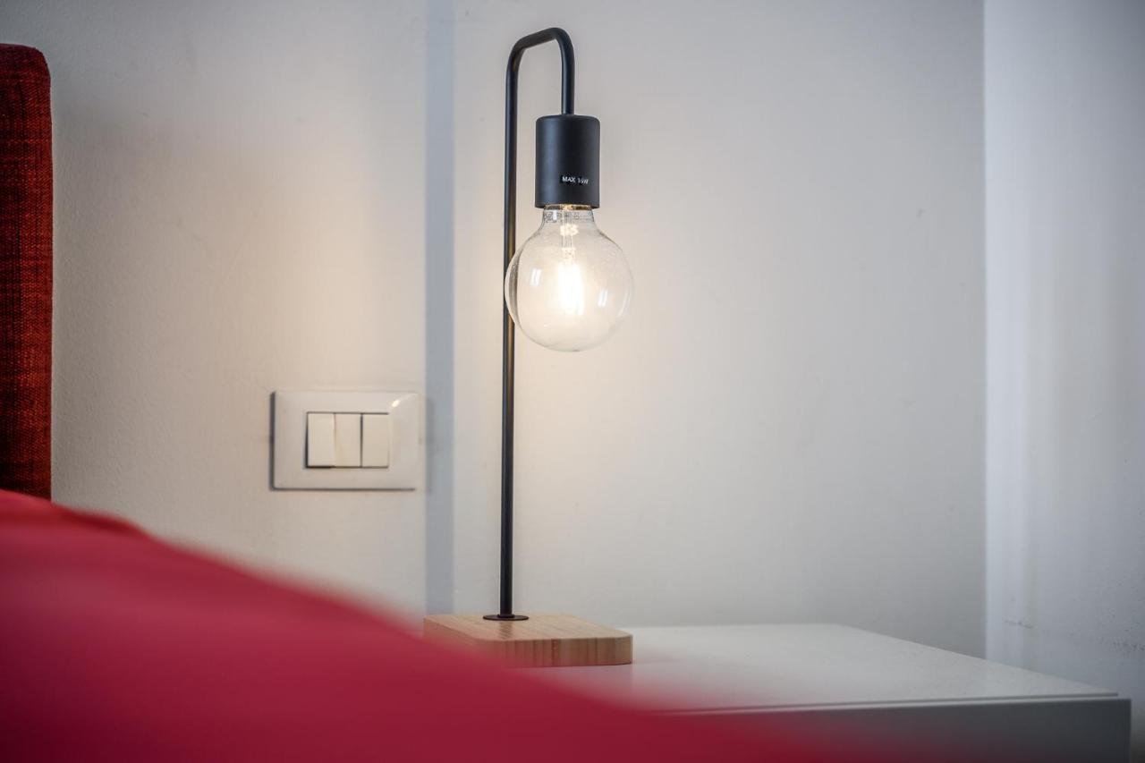 The Lantern Flat - Darsena Area Apartment Milan Bagian luar foto