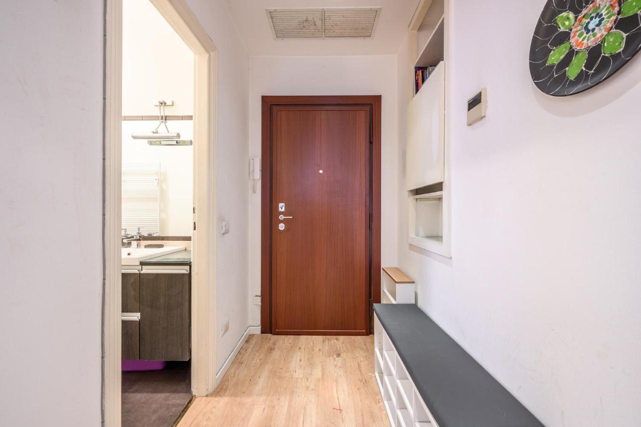 The Lantern Flat - Darsena Area Apartment Milan Bagian luar foto
